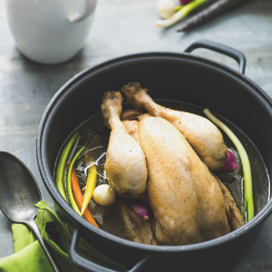 Traditionnelle poule au pot et son bouillon de légumes