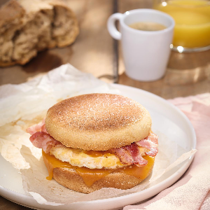 Le sandwich egg muffin au cheddar et à la poitrine fumée - Brunch