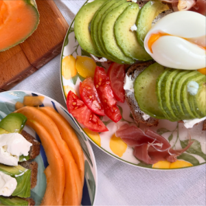 Recette de toast avocat, œuf mollet de Loué et jambon cru