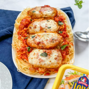 Panés de poulet de Loué au parmesan accompagnés de spaghettis