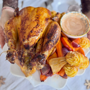 Chapon rôti fermier et légumes rôtis avec sauce épicée