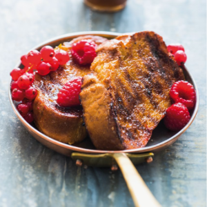 Pain perdu aux fruits rouges et au caramel beurre salé