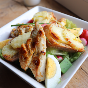 Salade César revisitée au poulet et toasts au chèvre chaud