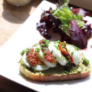 Toast frais à l'avocat, au thon et œufs fermiers de Loué