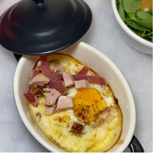 Œuf cocotte gourmand au foie gras et jambon de Bayonne